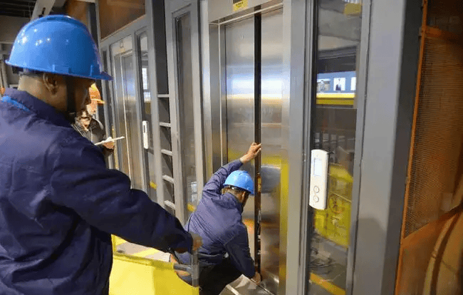一种违章的电梯安装施工程序